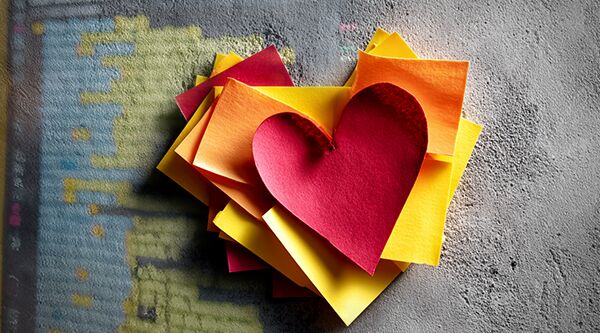 KI-Webinar Titelbild – Herz aus bunten Post-its vor Code-Hintergrund | Nicole Angela Buck